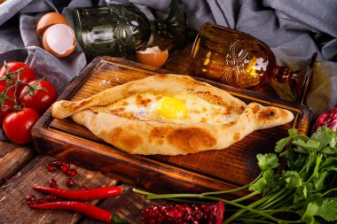 Adjarian 'da Khachapuri. Mozzarella ve yumurtalı açık turta. Gürcistan mutfağı.