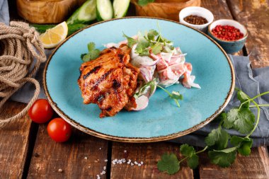 Kızarmış dana eti ya da ekşi kremaya batırılmış biftek ve sebze. Lokantada mavi tabakta lezzetli geleneksel et yemeği