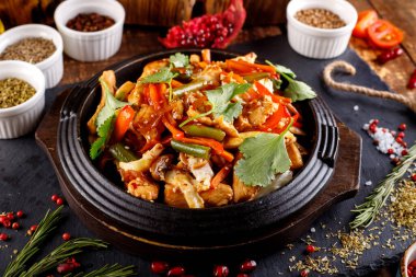 Kızarmış tavuk, tatlı biber ve taze fasulye. Üst görünüm