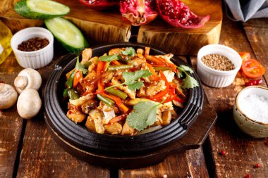 Kızarmış tavuk, tatlı biber ve taze fasulye. Üst görünüm