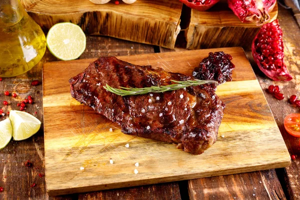 Rib Eye Steak Met Margarine Een Snijplank Een Houten Tafel — Stockfoto