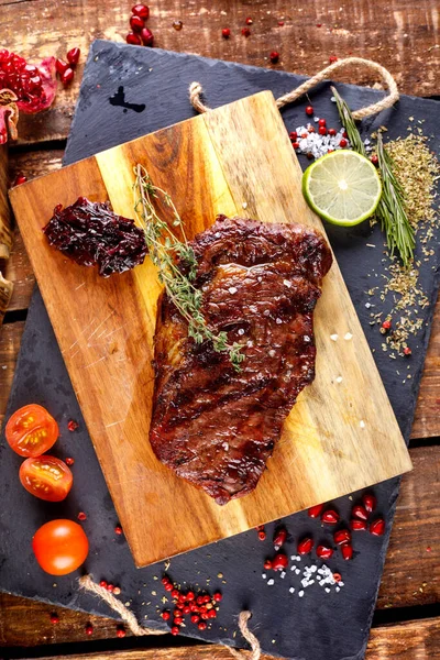 Rib Eye Steak Met Margarine Een Snijplank Een Houten Tafel — Stockfoto