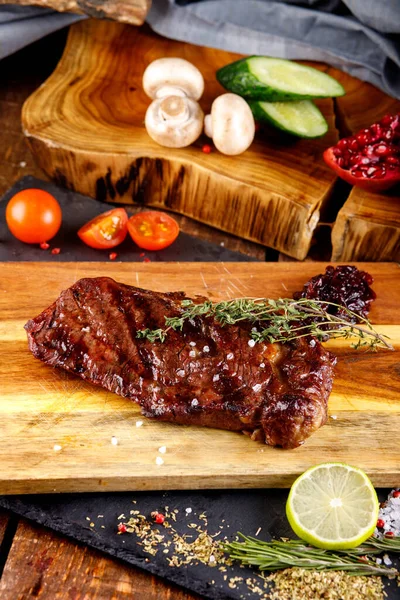 Rib Eye Steak Met Margarine Een Snijplank Een Houten Tafel — Stockfoto