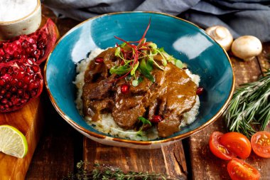 Patates püresi, İspanyol mutfağı, biftek, barbekü sosuyla pişirilmiş biftek yanakları.