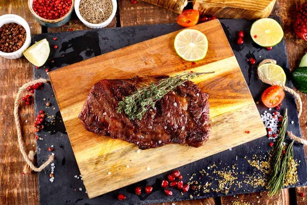 Rib Eye Steak Met Margarine Een Snijplank Een Houten Tafel — Stockfoto