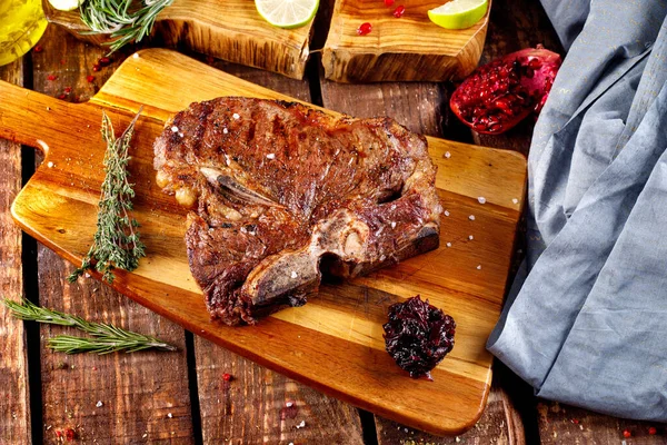Grilovaný Steak Bone Grilu Čerstvým Rozmarýnem Sekací Desce Dřevěném Podstavci — Stock fotografie