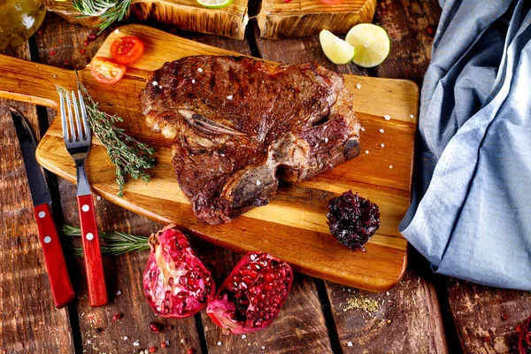Grilled Bone Barbecue Biefstuk Met Verse Rozemarijn Een Snijplank Een — Stockfoto