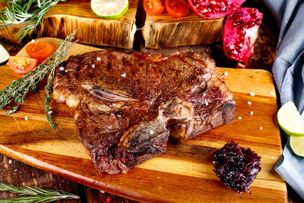 Grilovaný Steak Bone Grilu Čerstvým Rozmarýnem Sekací Desce Dřevěném Podstavci — Stock fotografie