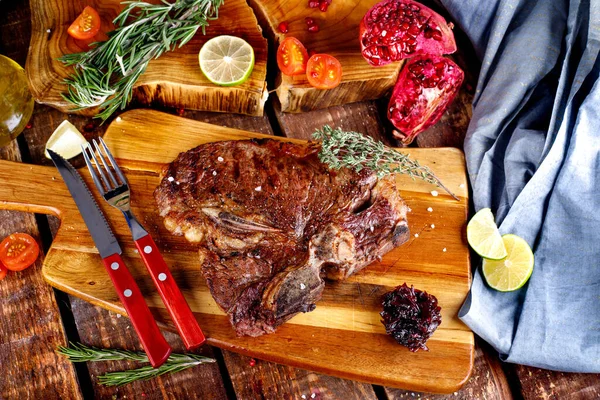 Grilovaný Steak Bone Grilu Čerstvým Rozmarýnem Sekací Desce Dřevěném Podstavci — Stock fotografie