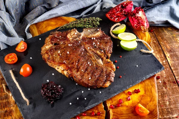 Grilled Bone Barbecue Biefstuk Met Verse Rozemarijn Een Snijplank Een — Stockfoto