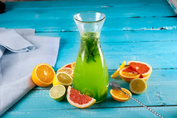 Copo Refrigerante Limão Com Hortelã Fresca Fundo Madeira Azul — Fotografia de Stock