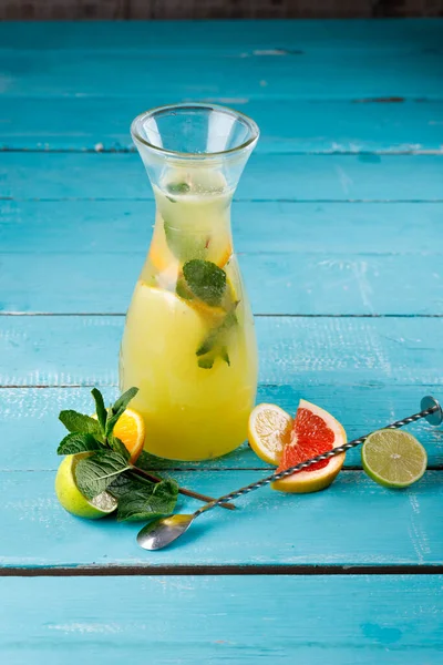 Copo Refrigerante Limão Com Hortelã Fresca Fundo Madeira Azul — Fotografia de Stock