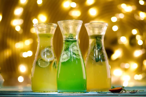 Copo Refrigerante Limão Com Hortelã Fresca Fundo Das Luzes — Fotografia de Stock