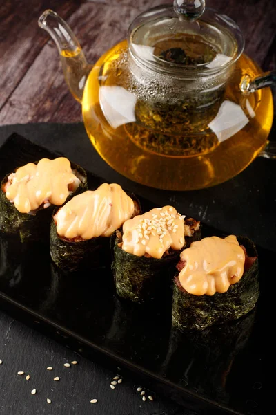 Pieczone Sushi Bułki Posypane Nasionami Sezamu Zbliżenie Czarnej Płycie — Zdjęcie stockowe