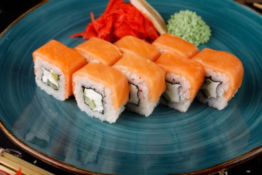 Ekmek, wasabi, soya sosu, masada zencefil, avokado. Yukarıdan görünüşü.