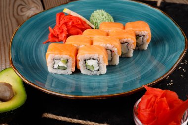 Ekmek, wasabi, soya sosu, masada zencefil, avokado. Yukarıdan görünüşü.