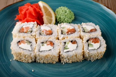 Ekmek, wasabi, soya sosu, masada zencefil, avokado. Yukarıdan görünüşü.