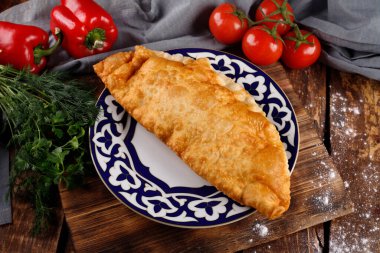 Koyu ahşap arka planda ev yapımı etli turtalar. Et köftesi pişiriyorum..