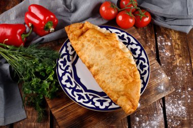 Koyu ahşap arka planda ev yapımı etli turtalar. Et köftesi pişiriyorum..