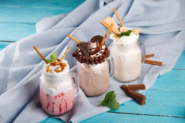 Karamel ve çikolataya düşkün ekstrem milkshake çikolatalı kek, kurabiye, marşmelov ve şekerleme. Yemekleri karıştırmak için çılgın bir eğilim.