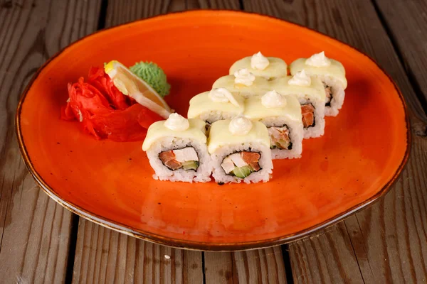 Conjunto Rolos Sushi Assados Com Wasabi Gengibre Fundo Prato Laranja — Fotografia de Stock