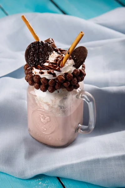 Karamell Und Schokolade Verwöhnen Extreme Milchshakes Mit Schokoladenkuchen Keksen Marshmallows — Stockfoto