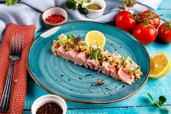 Filete Atún Rodajas Con Semillas Sésamo Plato Azul Contra Una —  Fotos de Stock