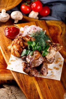 Sulu kızarmış tavuk bacağı ve yanında soslu ve malzemeli et.