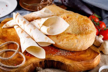 Tahtadaki farklı ekmek türleri.