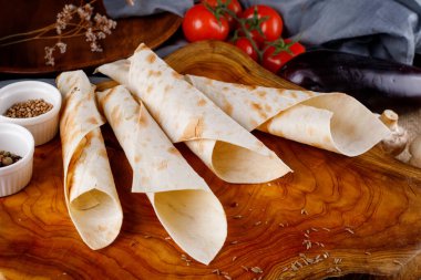 Masa arkasındaki ahşap bir tahtadaki farklı ekmek türleri