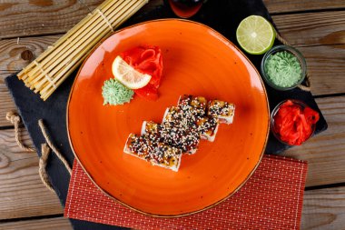 Ekmek, wasabi, soya sosu, masada zencefil, avokado. Yukarıdan görünüşü.