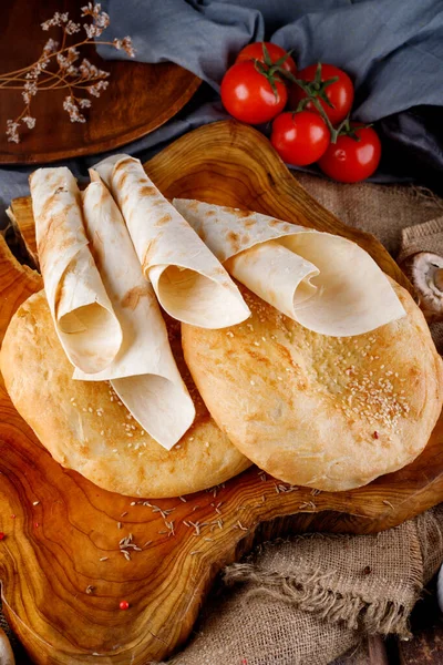 Diferentes Tipos Pão Uma Tábua Madeira Fundo Mesa — Fotografia de Stock