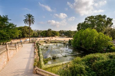 Ünlü Parc de la Ciutadella ya da Citadel Park, Ciutat Vella, Barcelona, Katalonya 'nın kuzeydoğu kıyısında bir parktır. Şehir hayvanat bahçesi, müzeler ve Katalonya Parlamentosu var.