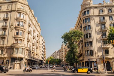 BARCELONA, SPAIN Caddenin etrafında birçok dükkan ve büyük eğlence merkezleri var