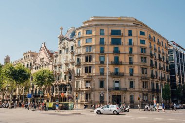 BARCELONA, SPAIN Caddenin etrafında birçok dükkan ve büyük eğlence merkezleri var