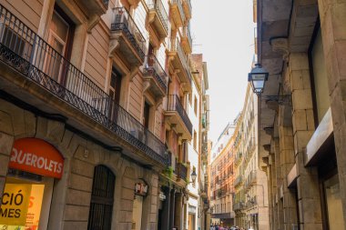 BARCELONA, SPAIN Caddenin etrafında birçok dükkan ve büyük eğlence merkezleri var