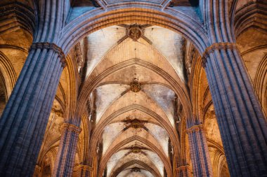 Barcelona, Santa Maria del Mar Katedrali 'nin tavan ve sütunları. Katedral 1329 ve 1383 yılları arasında inşa edilmiştir. İspanya, Katalonya