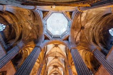 Barcelona, Santa Maria del Mar Katedrali 'nin tavan ve sütunları. Katedral 1329 ve 1383 yılları arasında inşa edilmiştir. İspanya, Katalonya