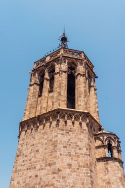 Kutsal Haç Katedrali ve Aziz Eulalia. Katedral 13. yüzyıldan 15. yüzyıla kadar Barselona, Katalonya ve İspanya 'nın Gotik semtlerinde Gotik tarzda inşa edilmiştir..