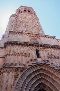 Kutsal Haç Katedrali ve Aziz Eulalia. Katedral 13. yüzyıldan 15. yüzyıla kadar Barselona, Katalonya ve İspanya 'nın Gotik semtlerinde Gotik tarzda inşa edilmiştir..