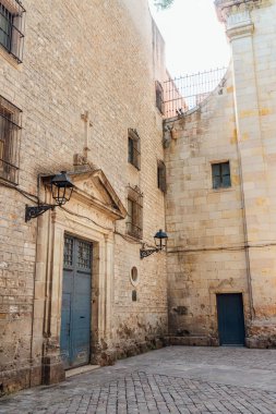 Barselona Müzesi 'nin ünlü tarihi önünde, Gotik çeyreğindeki güzel ve tarihi bir binada. Barselona, İspanya, Katalonya