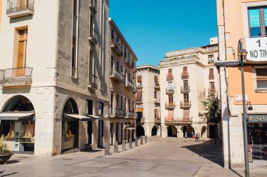 Katalonya 'nın Girona şehrinde bir sokak. İspanya.