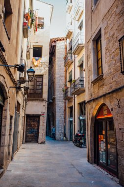 Ortaçağ Girona sokakları. Girona 'da taş duvarları olan bir ortaçağ sokağı. İspanya
