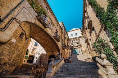 Ortaçağ Girona sokakları. Girona 'da taş duvarları olan bir ortaçağ sokağı. İspanya