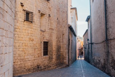 Ortaçağ Girona sokakları. Girona 'da taş duvarlı ortaçağ sokağı.