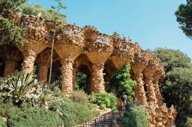 Parc Guell Barcelona 'daki mağaralar ve sütunlar. İspanya