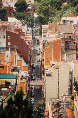 Barcelona 'nın eski şehri İspanya' da dar bir sokağa bakan manzara