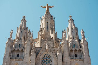 Barcelona 'daki Tibidabo kilisesinde İsa' nın heykeli şehri gözetliyor.
