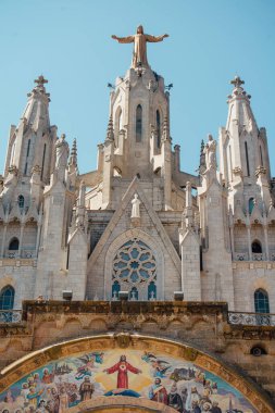 Barcelona 'daki Tibidabo kilisesinde İsa' nın heykeli şehri gözetliyor.
