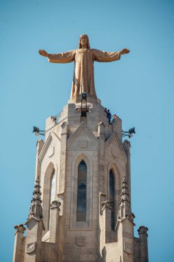 Barcelona 'daki Tibidabo kilisesinde İsa' nın heykeli şehri gözetliyor.